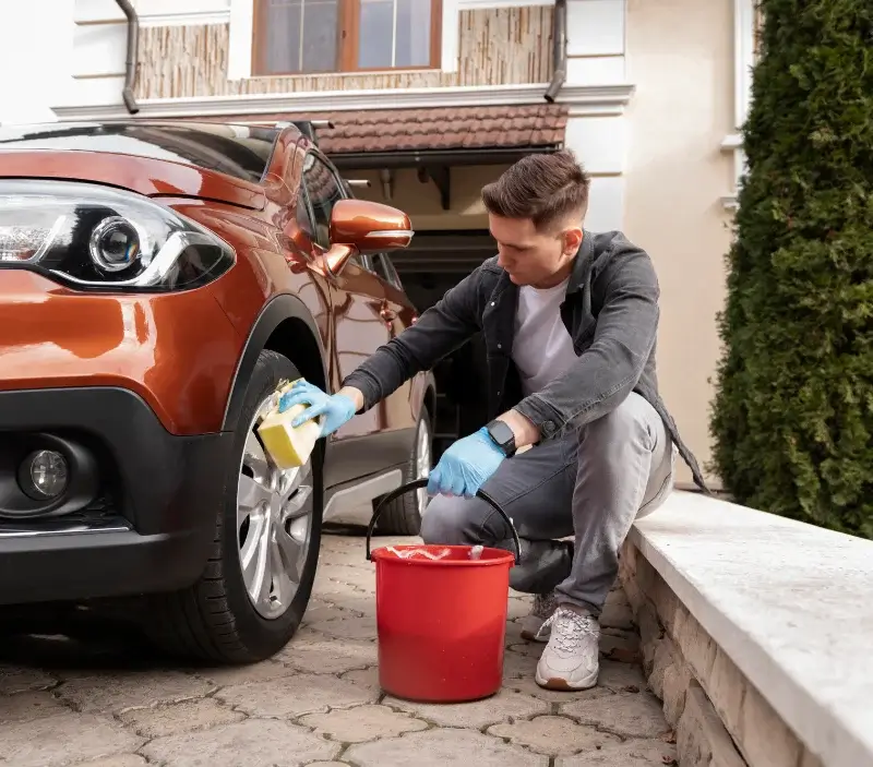 Lavage auto à domicile Saint-Vigor-le-Grand : professionnel intervenant sur un véhicule